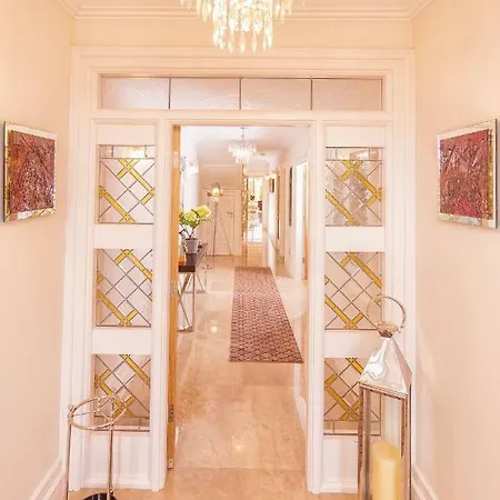 فيلة Charleston *